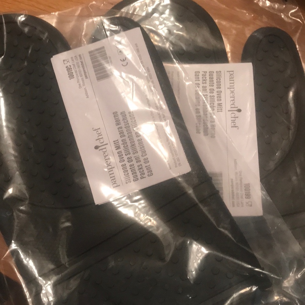 Pampered Chef oven mitt set